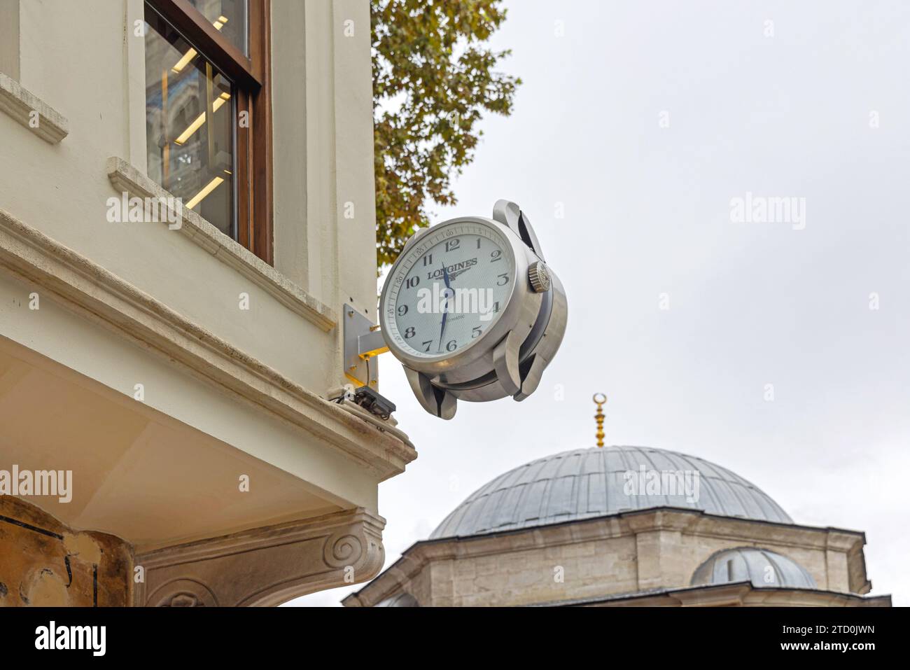 Istanbul, Turchia - 18 ottobre 2023: Orologio svizzero Longines Public Clock in Hamidiye Street. Foto Stock