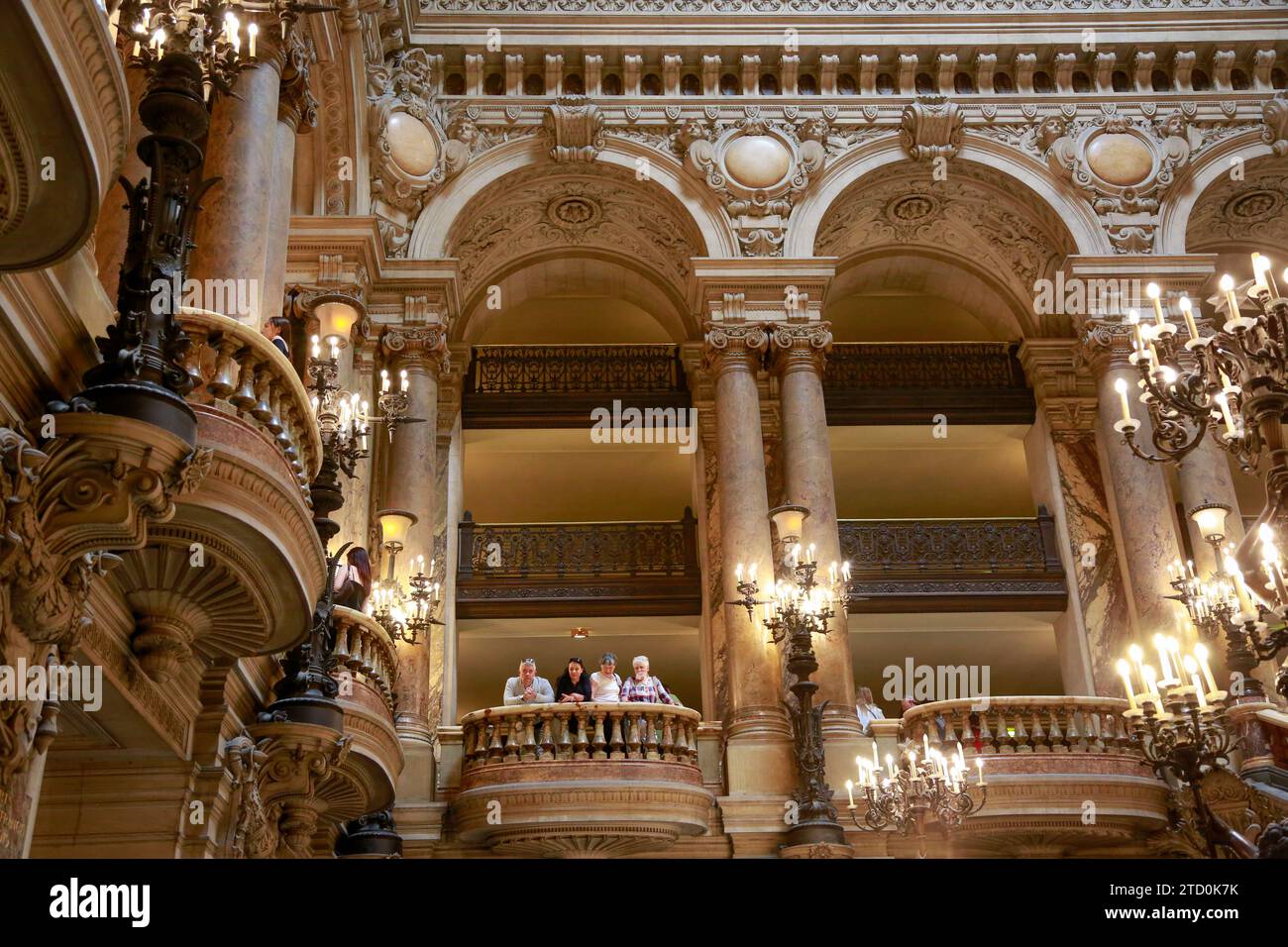 Opera Garnier, conosciuta come Palais Garnier, simbolo di Parigi, in una splendida giornata estiva con cielo blu, a Parigi, in Francia Foto Stock