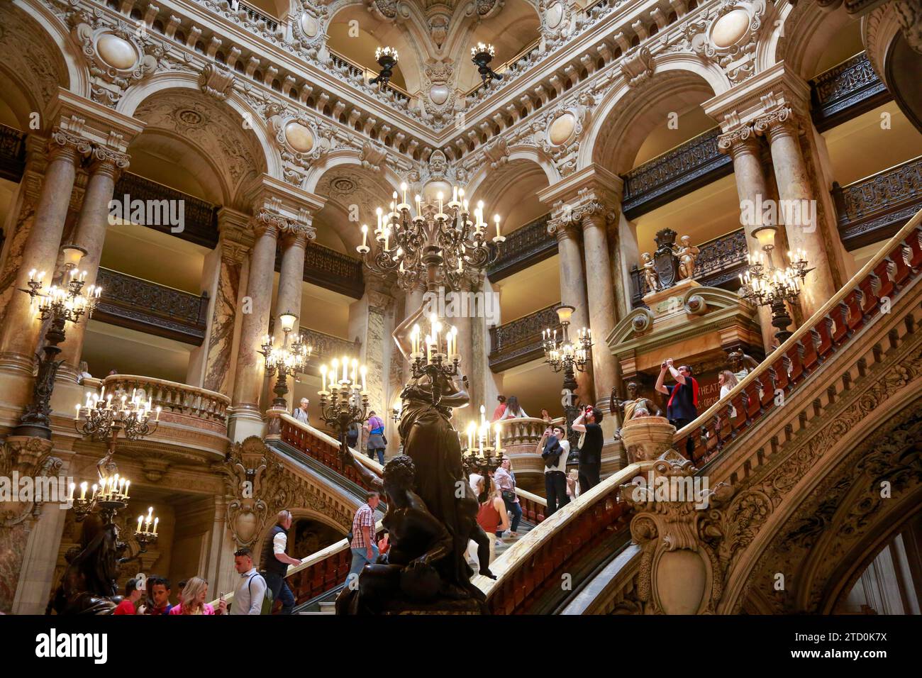 Opera Garnier, conosciuta come Palais Garnier, simbolo di Parigi, in una splendida giornata estiva con cielo blu, a Parigi, in Francia Foto Stock