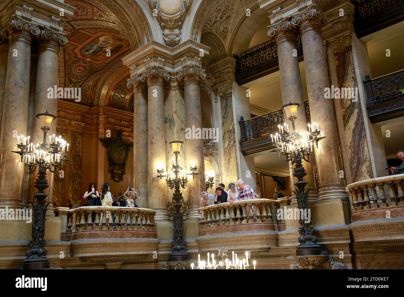 Opera Garnier, conosciuta come Palais Garnier, simbolo di Parigi, in una splendida giornata estiva con cielo blu, a Parigi, in Francia Foto Stock