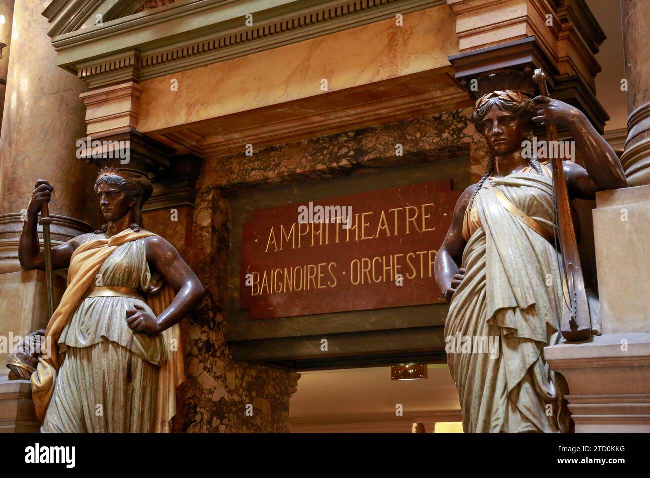 Opera Garnier, conosciuta come Palais Garnier, simbolo di Parigi, in una splendida giornata estiva con cielo blu, a Parigi, in Francia Foto Stock