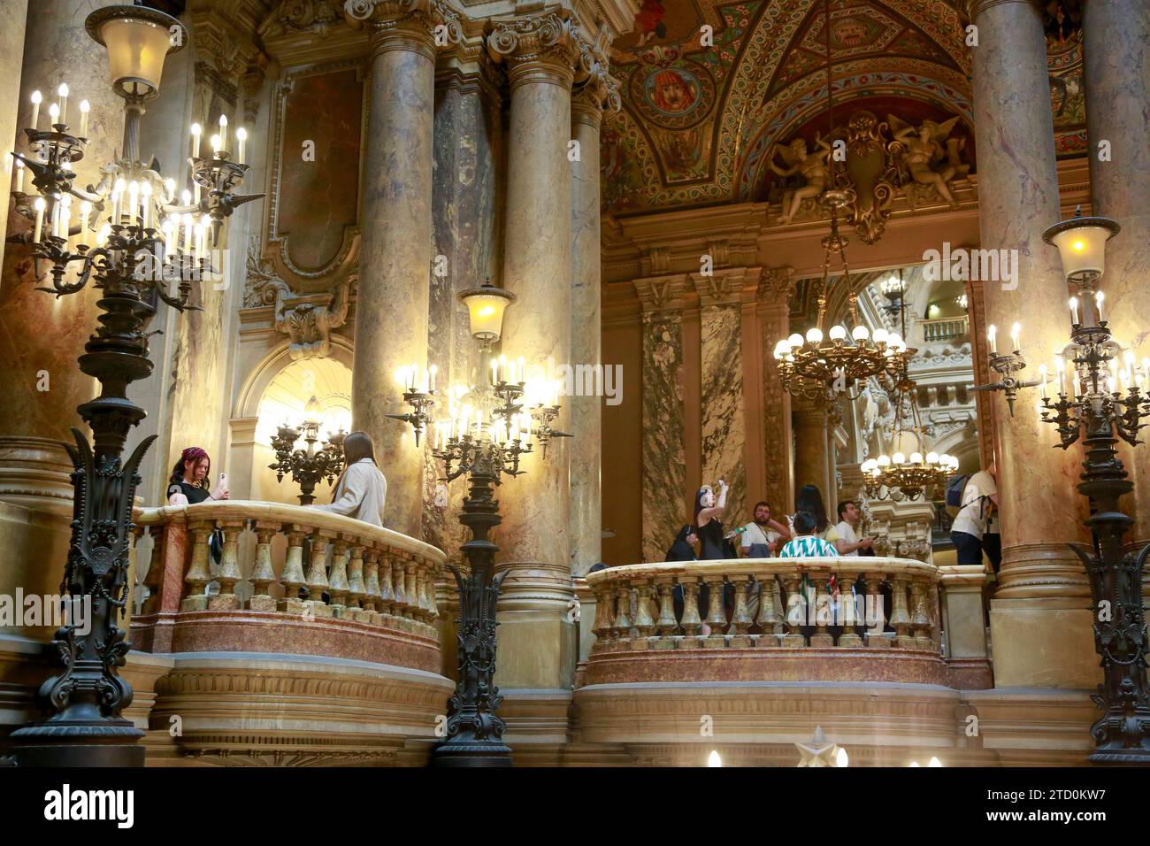 Opera Garnier, conosciuta come Palais Garnier, simbolo di Parigi, in una splendida giornata estiva con cielo blu, a Parigi, in Francia Foto Stock