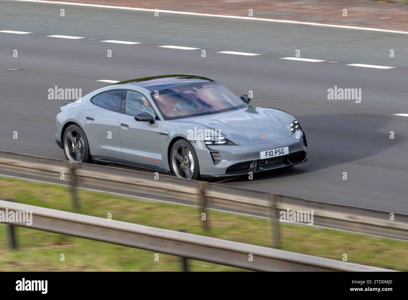 2023 Porsche Taycan Turbo 680 CV Overboost Power 93 kWh elettrico Auto Grey Car Saloon elettricità P460 kW in viaggio sull'autostrada M61, Regno Unito Foto Stock