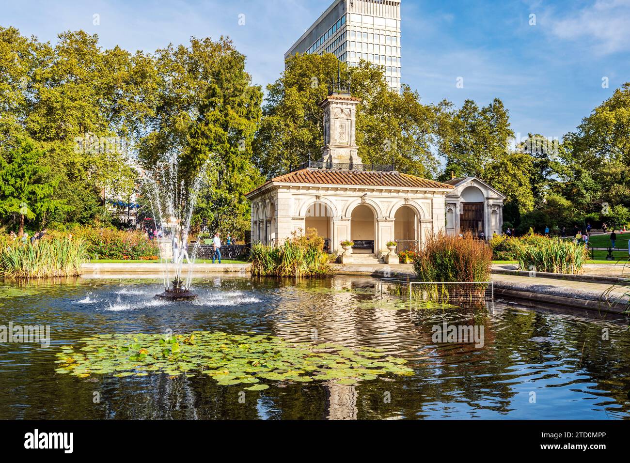 Pompa e bacini d'acqua negli Italian Gardens vicino a Lancaster Gate Kensington Gardens, Royal Parks of London, Regno Unito Foto Stock