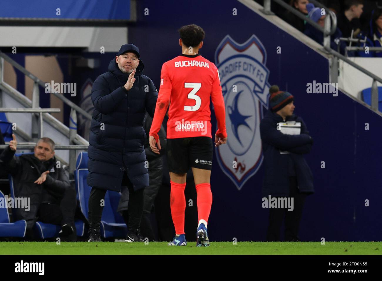 Wayne Rooney, il manager del Birmingham City, parla con Lee Buchanan del Birmingham City (3) durante la partita. Partita del campionato EFL Skybet, Cardiff City contro Birmingham City al Cardiff City Stadium di Cardiff, Galles mercoledì 13 dicembre 2023. Questa immagine può essere utilizzata solo per scopi editoriali. Solo per uso editoriale, foto di Andrew Orchard/Andrew Orchard fotografia sportiva/Alamy Live news Foto Stock