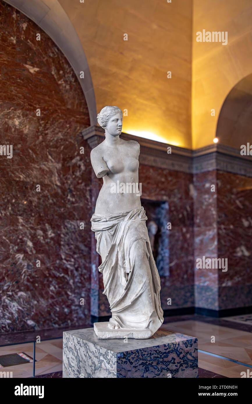 La Venere di Milo, una delle opere d'arte più conosciute al mondo e una delle principali attrazioni del Museo del Louvre di Parigi Foto Stock