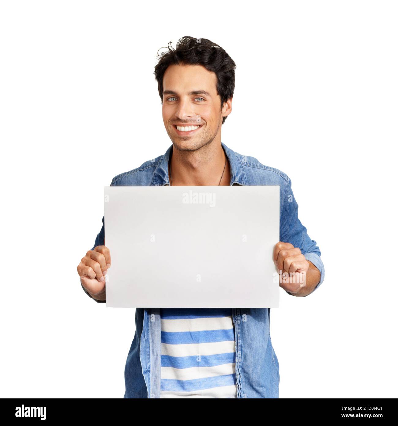 Studio, insegna vuota e ritratto dell'uomo con mockup, promo e isolato su sfondo bianco. Cartellonistica, offerta pubblicitaria e modello maschile felice con Foto Stock