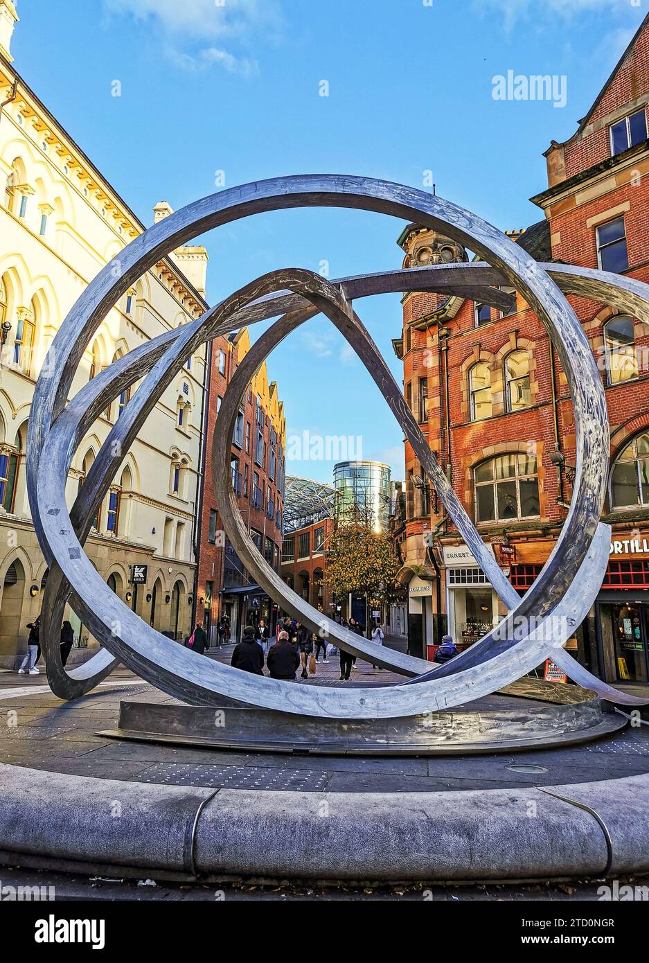 Spirit of Belfast in Arthur Square, una scultura d'arte pubblica di Dan George realizzata in acciaio, vicino a Victoria Square, nel centro di Belfast, nell'Irlanda del Nord Foto Stock
