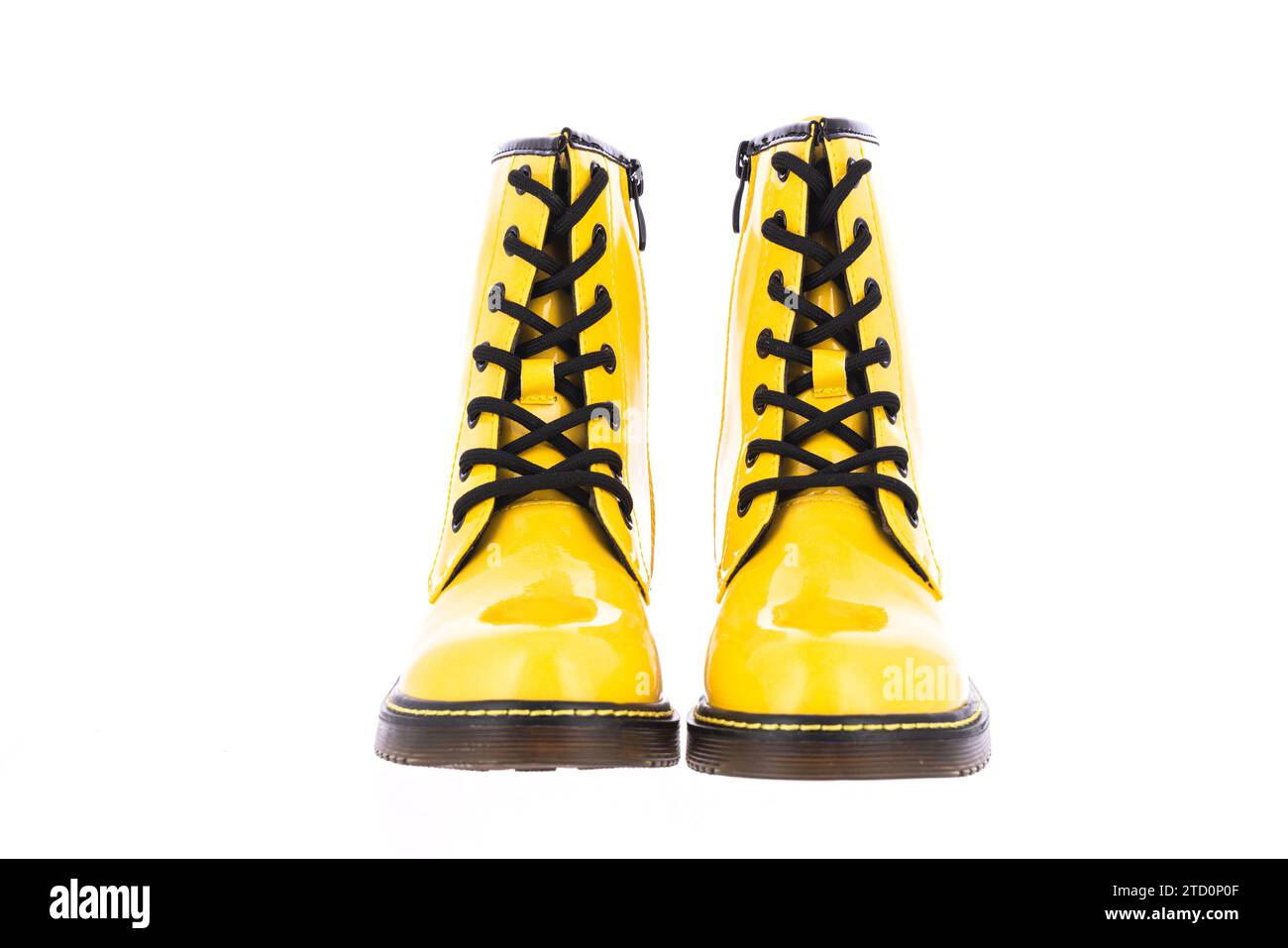 Scarpe Stivali moderni in pelle lucida gialla isolati su sfondo bianco Foto Stock