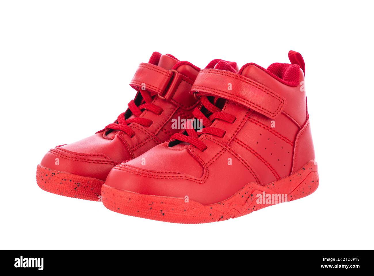 Scarpe sneaker per bambini in pelle rossa isolate su sfondo bianco Foto Stock
