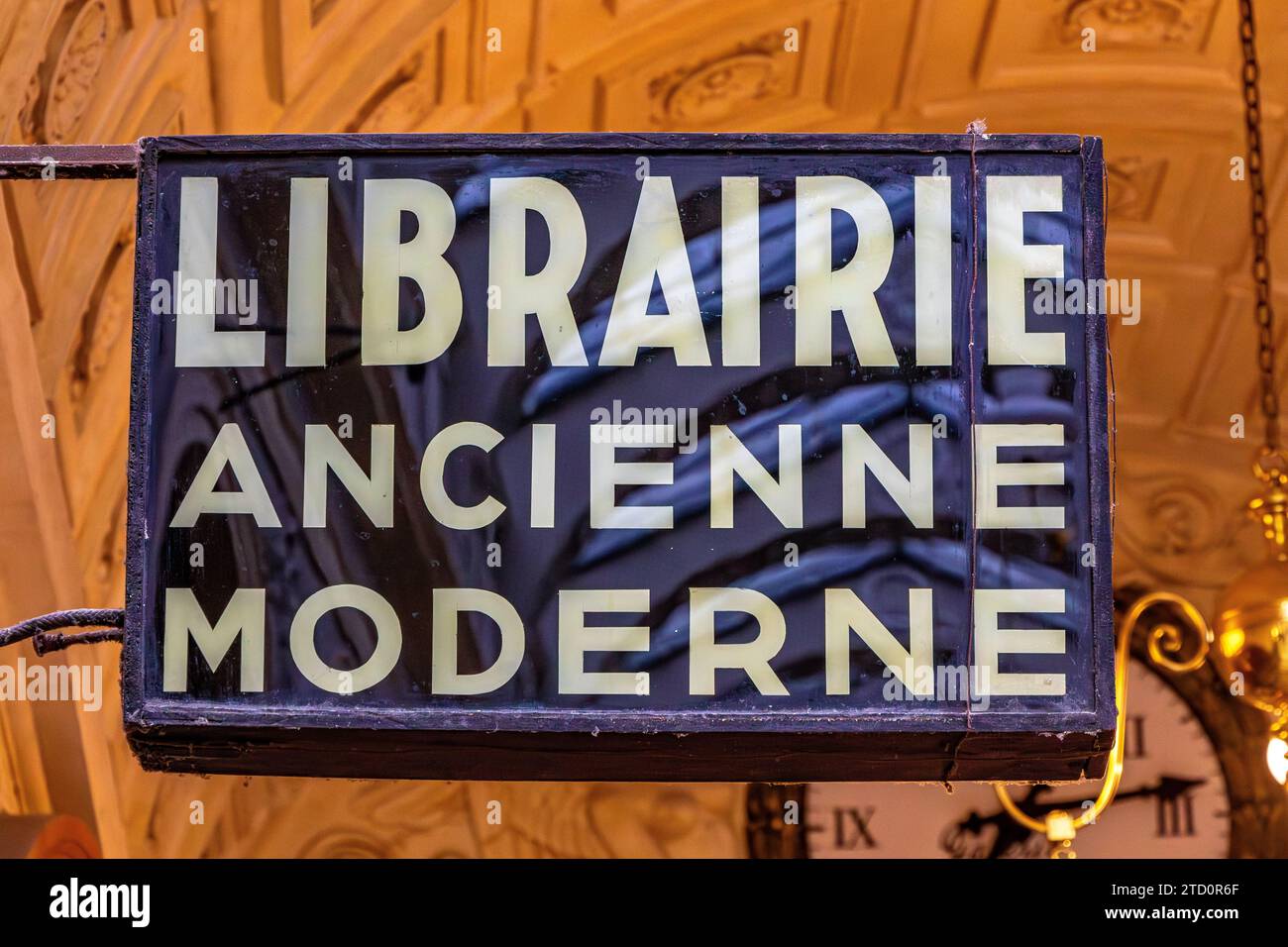 Insegna Librairie ancienne et moderne all'interno della Galerie Vivienne, una splendida galleria di negozi coperta situata nel 2° arrondissement di Parigi, in Francia Foto Stock