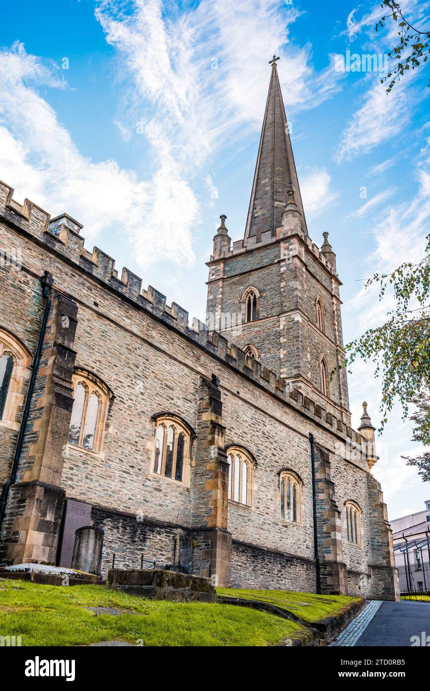 Vista esterna della cattedrale di St Columb con la torre del XIX secolo e la guglia in London Street, nella città fortificata di Derry, Irlanda del Nord Foto Stock
