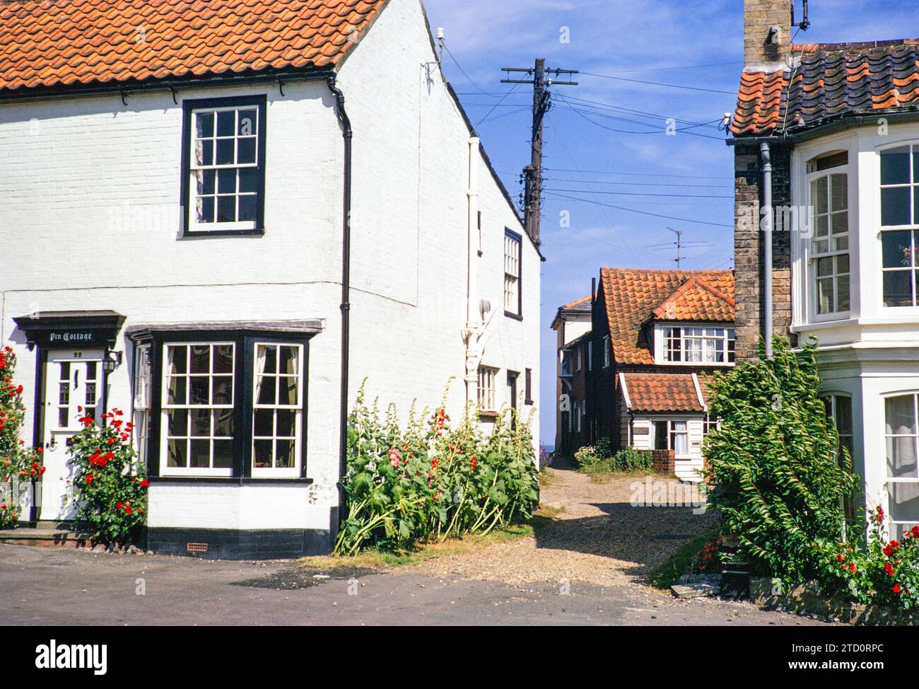 Graziosi cottage storici sul mare, Southwold, Suffolk, Inghilterra, Regno Unito, luglio 1971 Foto Stock