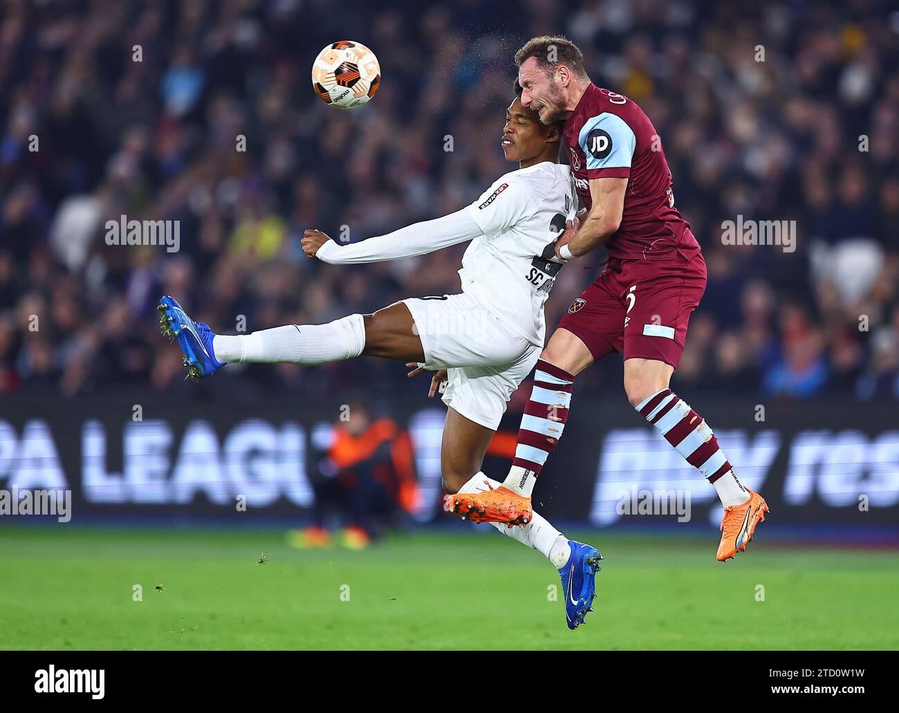 Vladimir Coufal del West Ham United si batte contro Junior Adamu del SC Freiburg durante la partita di calcio West Ham United contro SC Freiburg, UEFA Europa League, Londra, Regno Unito. Credito : Michael Zemanek credito: Michael Zemanek / Alamy Live News Foto Stock