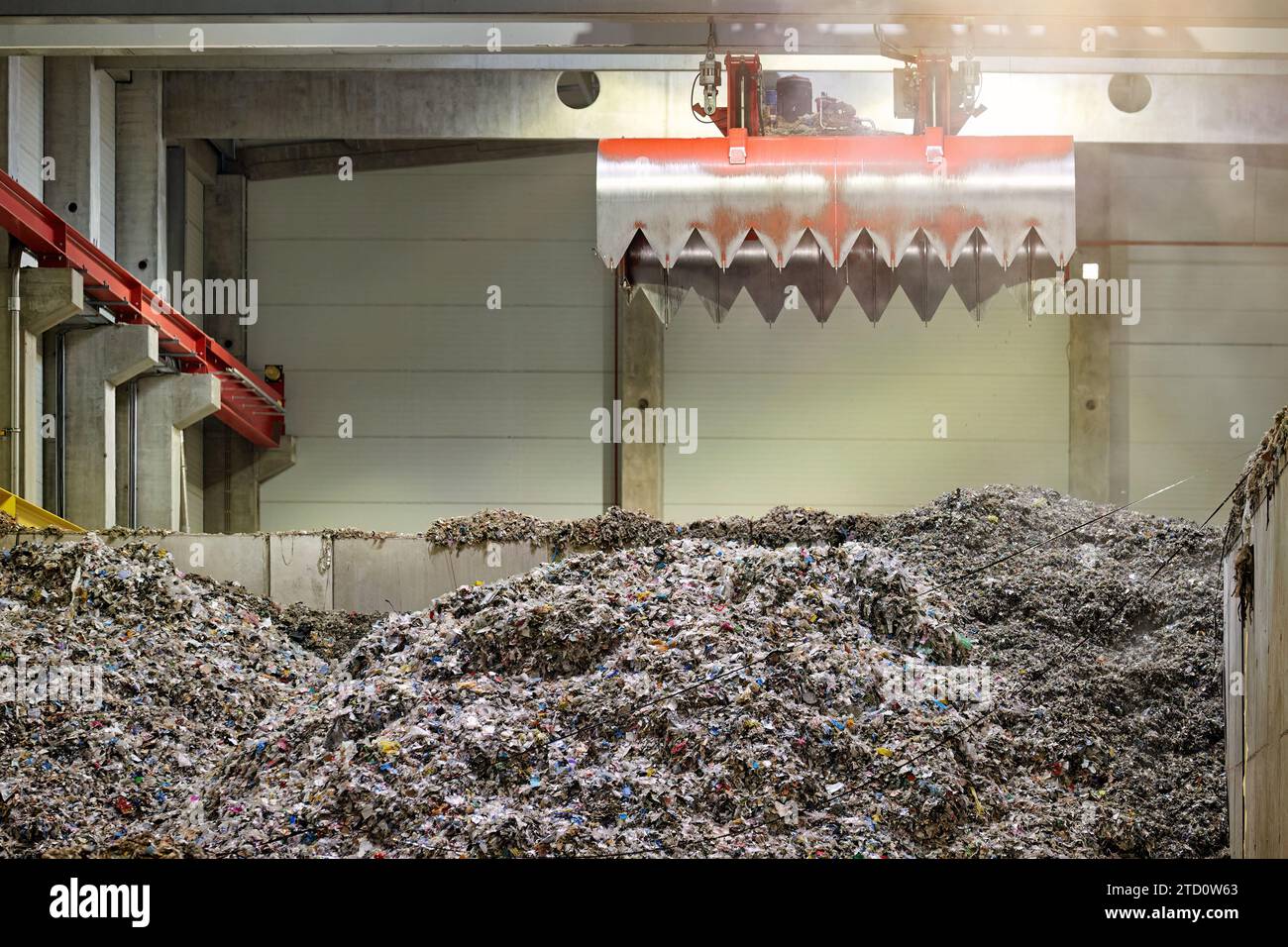 Scarico di combustibile derivato dai rifiuti . Movimentazione e trasporto del combustibile ottenuto dai rifiuti (RDF) mediante presa rossa alla caldaia per la combustione. Elaborazione di munic Foto Stock