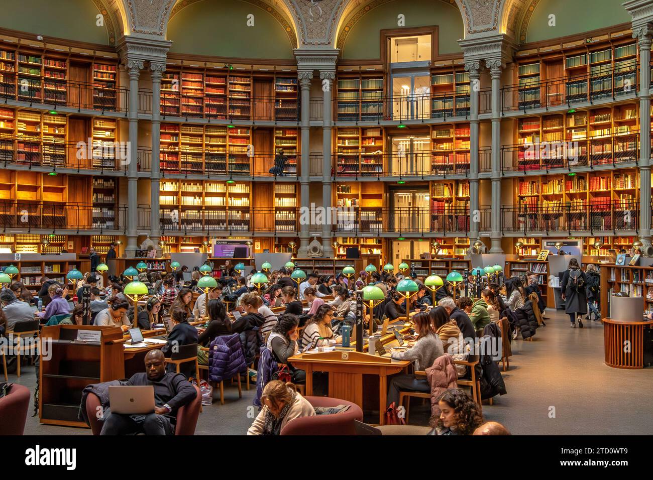 La magnifica sala di lettura ovale della Bibliotheque Nationale de France , Richelieu Site, Parigi, Francia Foto Stock