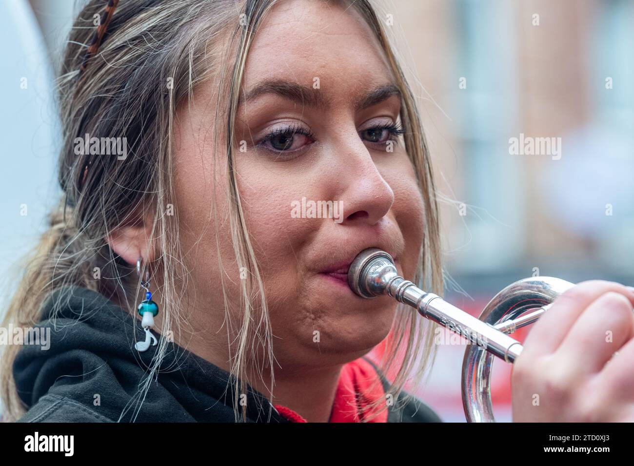Primo piano di una giovane trombettista che suona il suo strumento al Cork Jazz Festival, Irlanda. Foto Stock