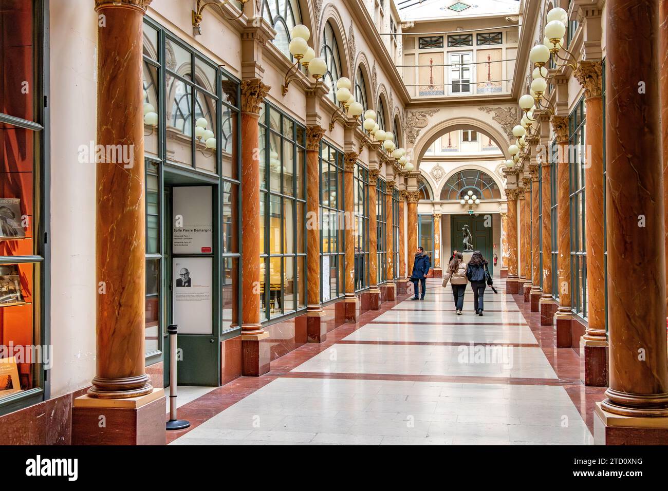All'interno della Galerie Colbert , questo portico coperto appartiene alla Bibliothèque Nationale, e a differenza di altri portici parigini, non ci sono negozi, Parigi Foto Stock