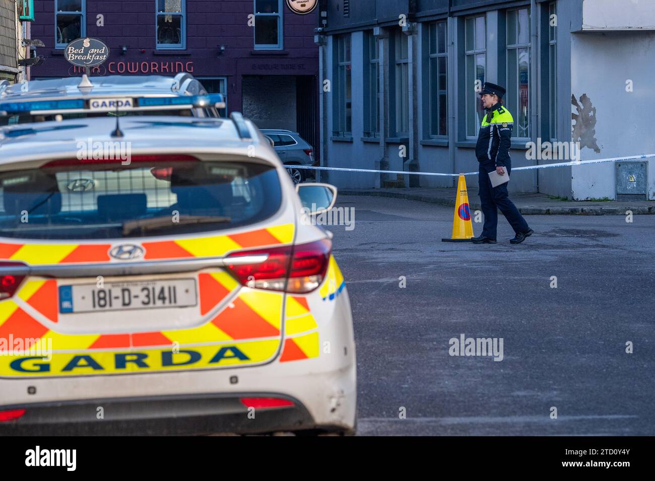 Membro di un Garda Siochána a guardia di una scena del crimine in Irlanda. Foto Stock