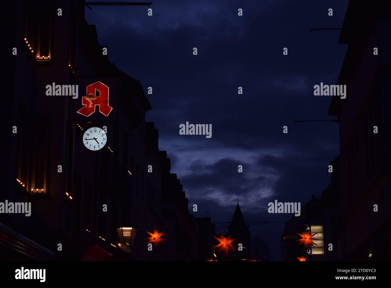 Luci di una farmacia e decorazioni natalizie Foto Stock