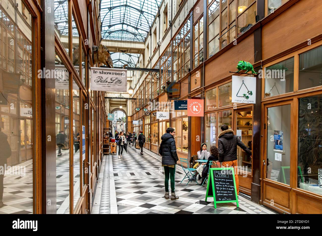 Persone che camminano attraverso il Passage du Grand-Cerfone, uno dei portici coperti più grandi e grandiosi di Parigi, situato nel 2° arrondissement di Parigi Foto Stock
