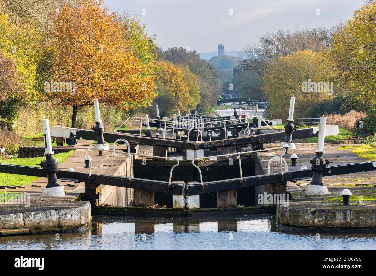 Hatton Locks sul Grand Union Canal guardando verso Warwick, Warwickshire, Regno Unito Foto Stock
