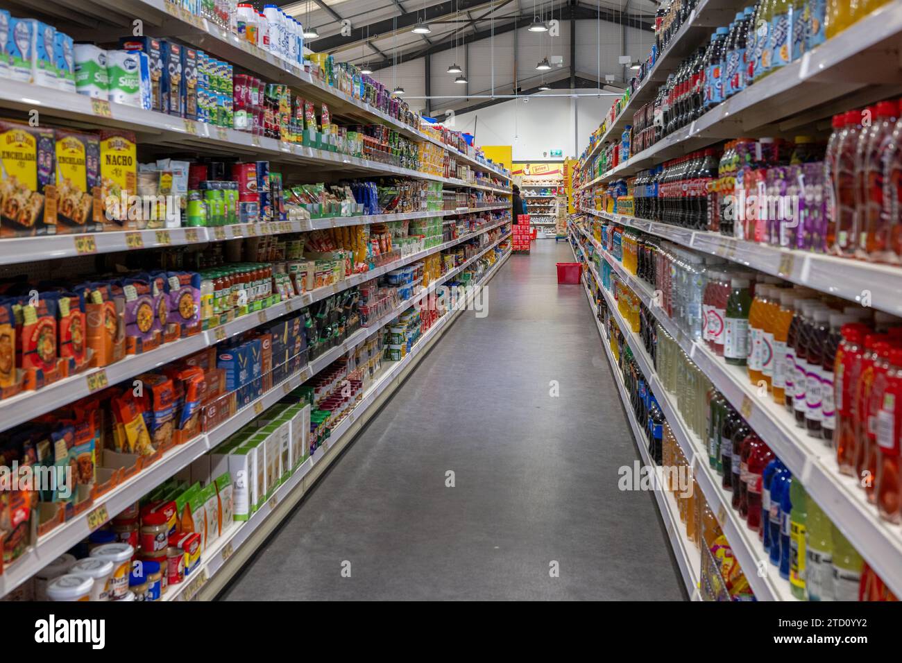 Interno del discount MR Price a Bandon, West Cork, Irlanda. Foto Stock