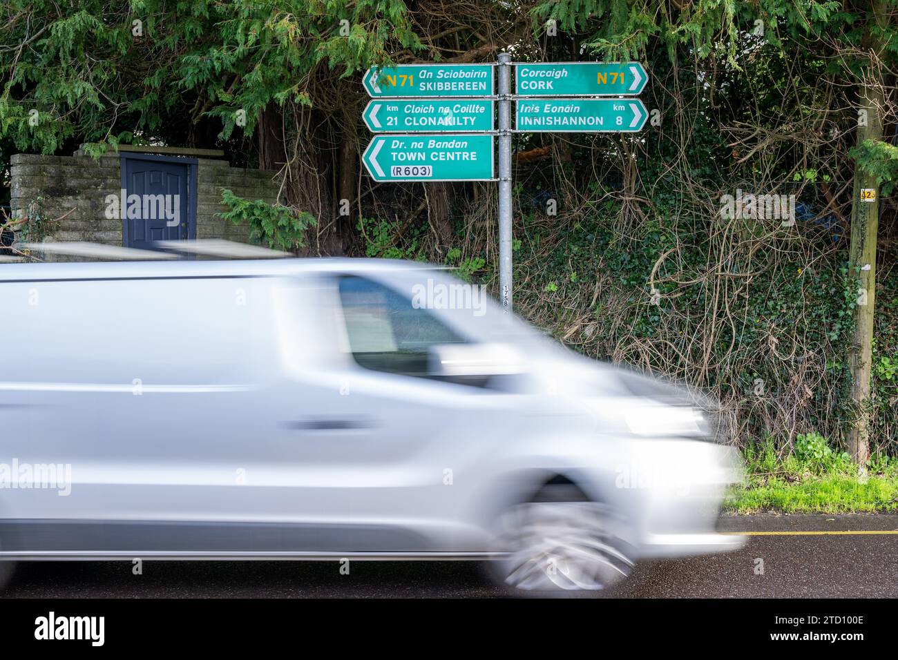 Cartello direzionale sulla N71 a Bandon, West Cork, Irlanda. Foto Stock