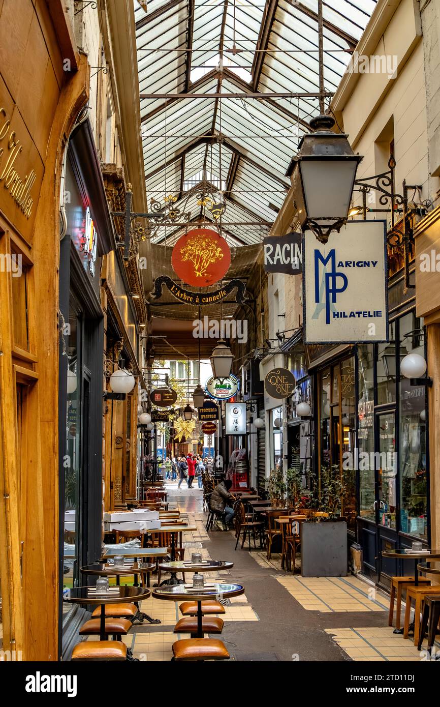 Situato nel 2° arrondissement, il Passage des Panoramas è pieno di boutique e ristoranti e il più antico dei passaggi coperti di Parigi Foto Stock