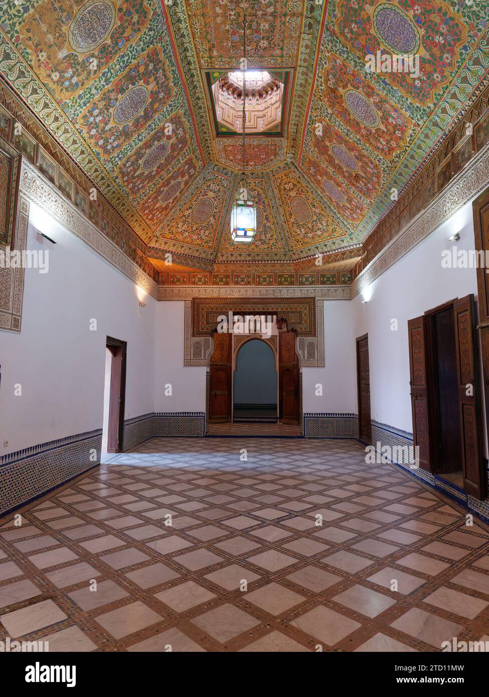 Interni del Palazzo Bahia con soffitto elaborato nella città di Marrakech, in Marocco. 15 dicembre 2023 Foto Stock