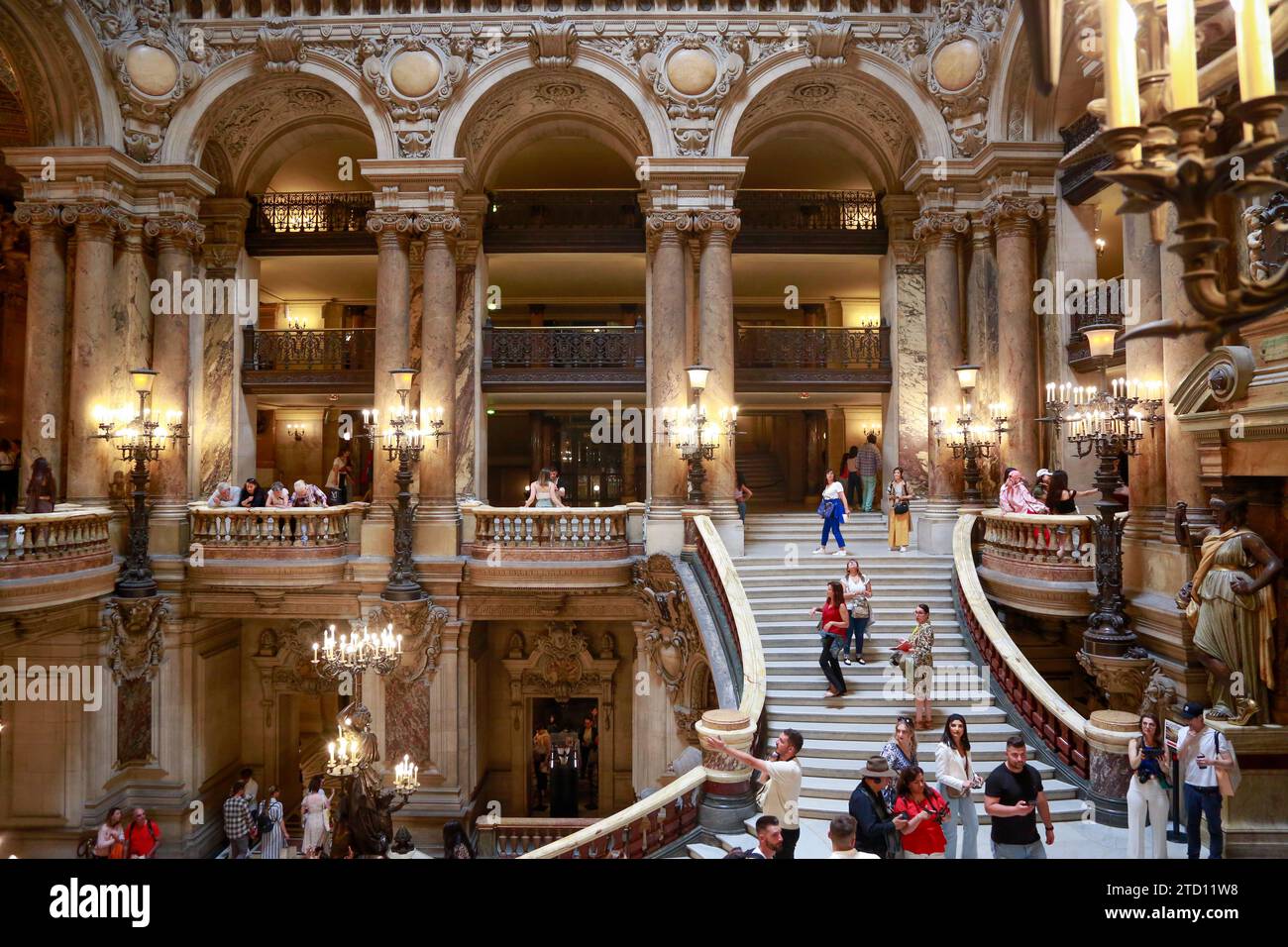 Opéra Garnier ou Palais Garnier, simbolo di Parigi, in una splendida giornata estiva con cielo blu, a Parigi, in Francia Foto Stock