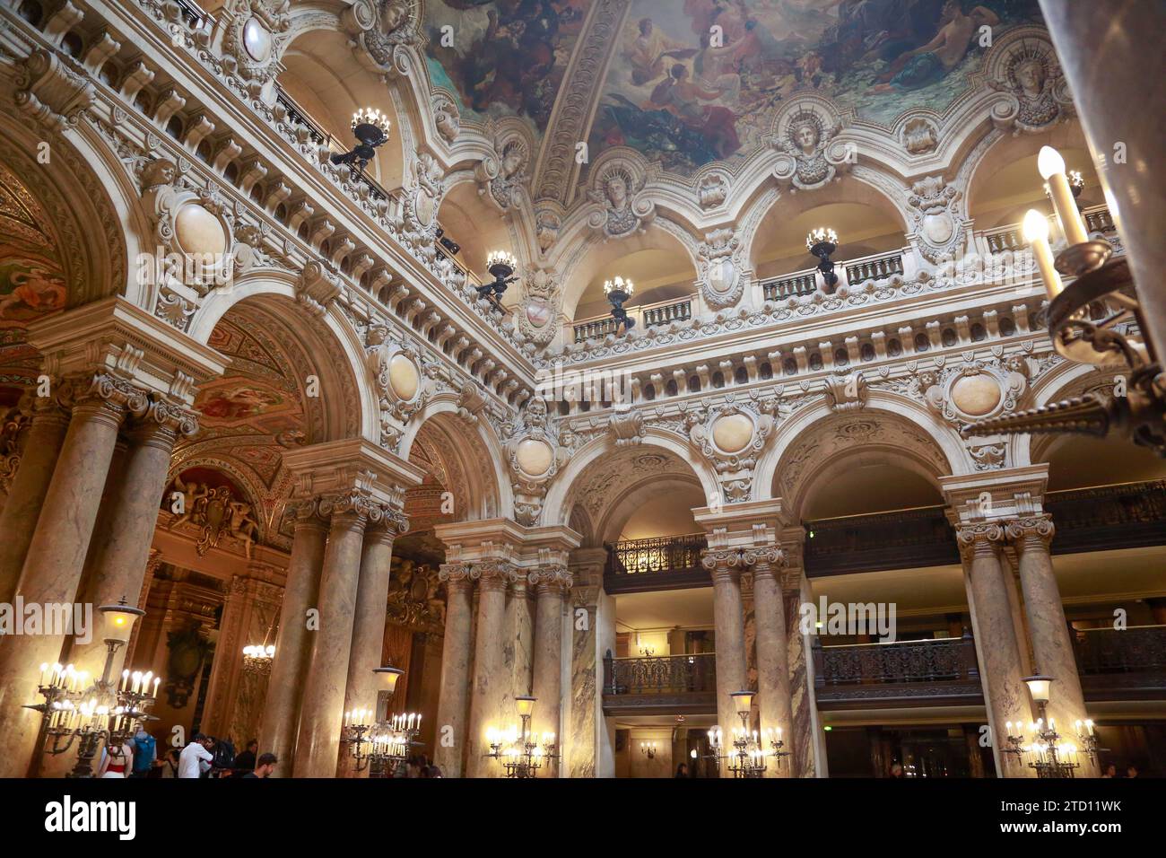Opéra Garnier ou Palais Garnier, simbolo di Parigi, in una splendida giornata estiva con cielo blu, a Parigi, in Francia Foto Stock