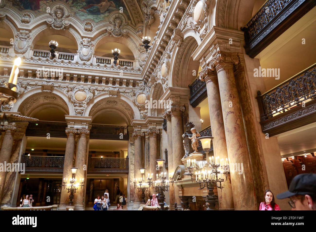 Opéra Garnier ou Palais Garnier, simbolo di Parigi, in una splendida giornata estiva con cielo blu, a Parigi, in Francia Foto Stock