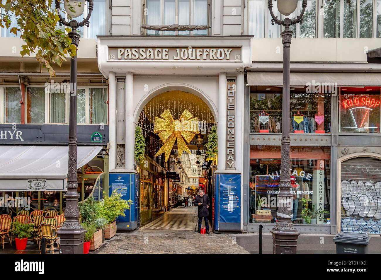 Ingresso al Passage Jouffroy , una delle più popolari gallerie commerciali coperte di Parigi, situato nel 9° arrondissement di Parigi, in Francia Foto Stock