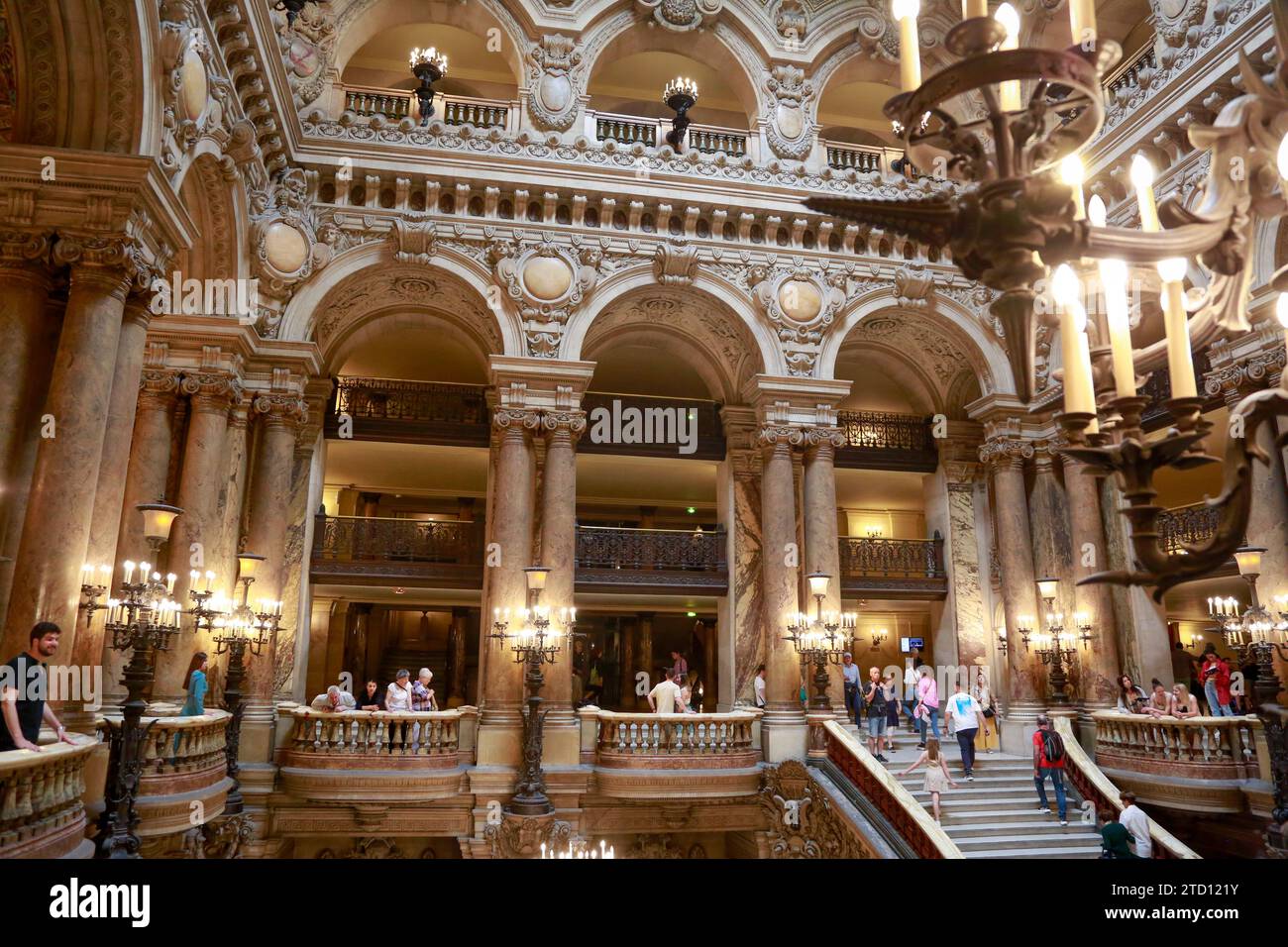 Opéra Garnier ou Palais Garnier, simbolo di Parigi, in una splendida giornata estiva con cielo blu, a Parigi, in Francia Foto Stock