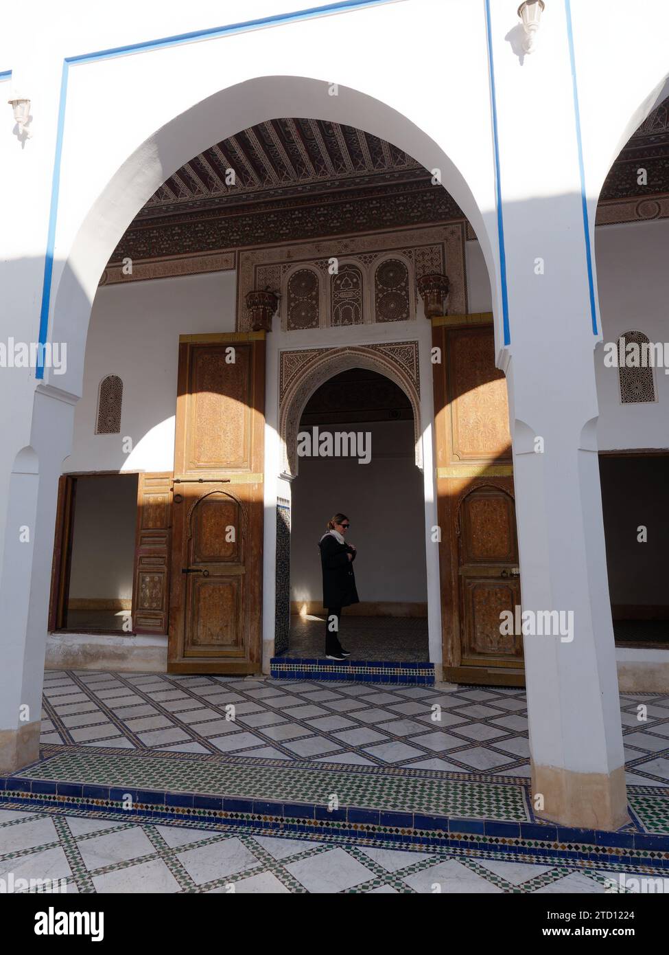 Porta e arco nel Palazzo Bahia nella città di Marrakech, alias Marrakech, Marocco. 15 dicembre 2023 Foto Stock