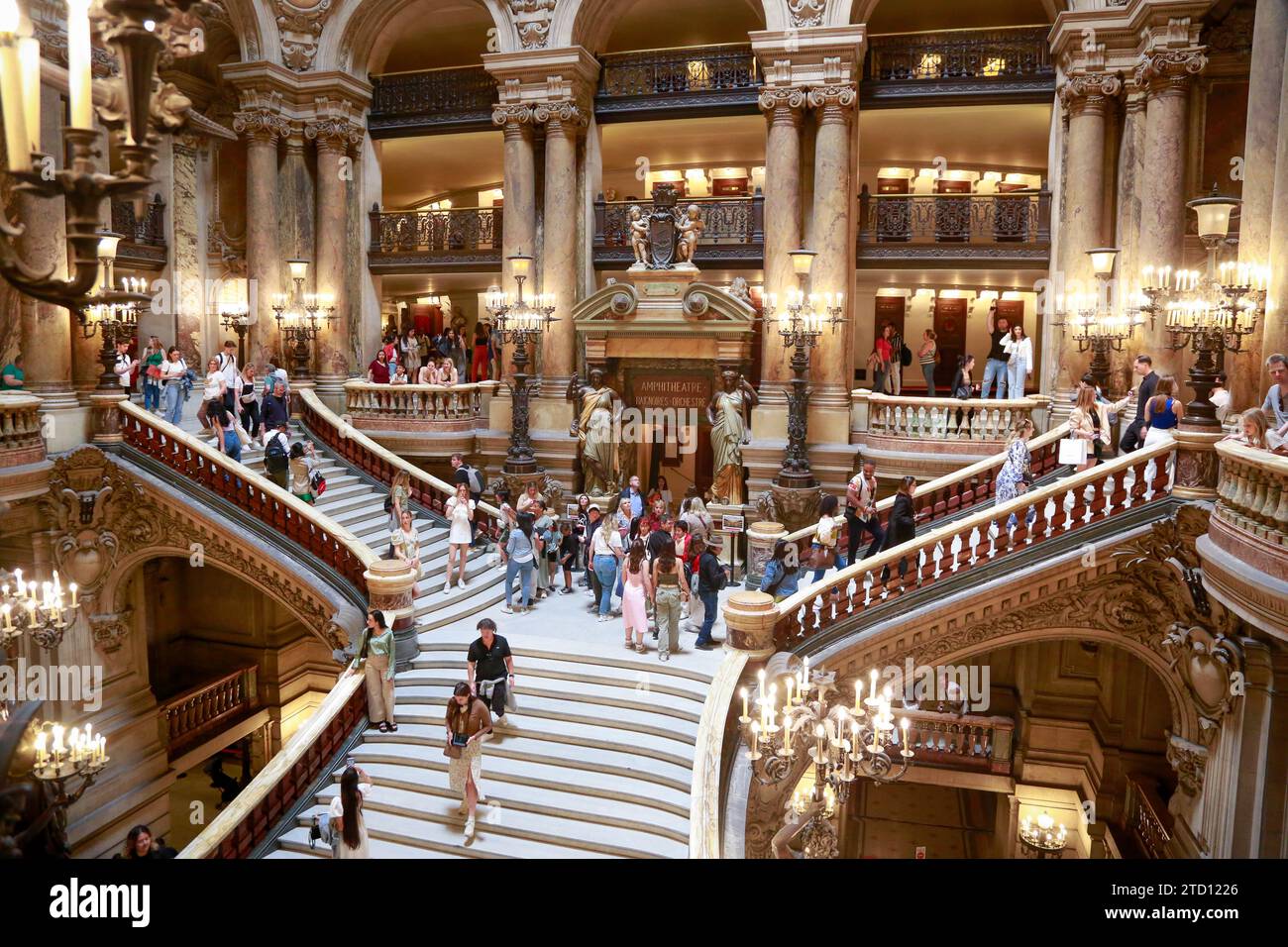 Opéra Garnier ou Palais Garnier, simbolo di Parigi, in una splendida giornata estiva con cielo blu, a Parigi, in Francia Foto Stock