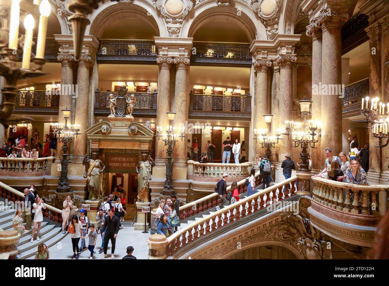 Opéra Garnier ou Palais Garnier, simbolo di Parigi, in una splendida giornata estiva con cielo blu, a Parigi, in Francia Foto Stock