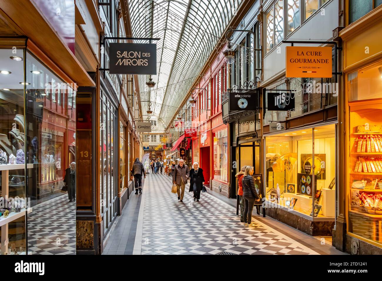 Completato nel 1846, il Passage Jouffroy è uno dei più popolari centri commerciali coperti di Parigi, situato nel 9° arrondissement di Parigi, in Francia Foto Stock