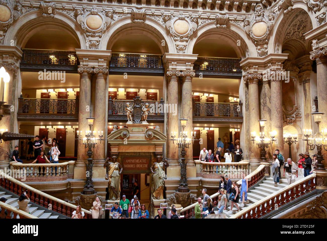 Opéra Garnier ou Palais Garnier, simbolo di Parigi, in una splendida giornata estiva con cielo blu, a Parigi, in Francia Foto Stock