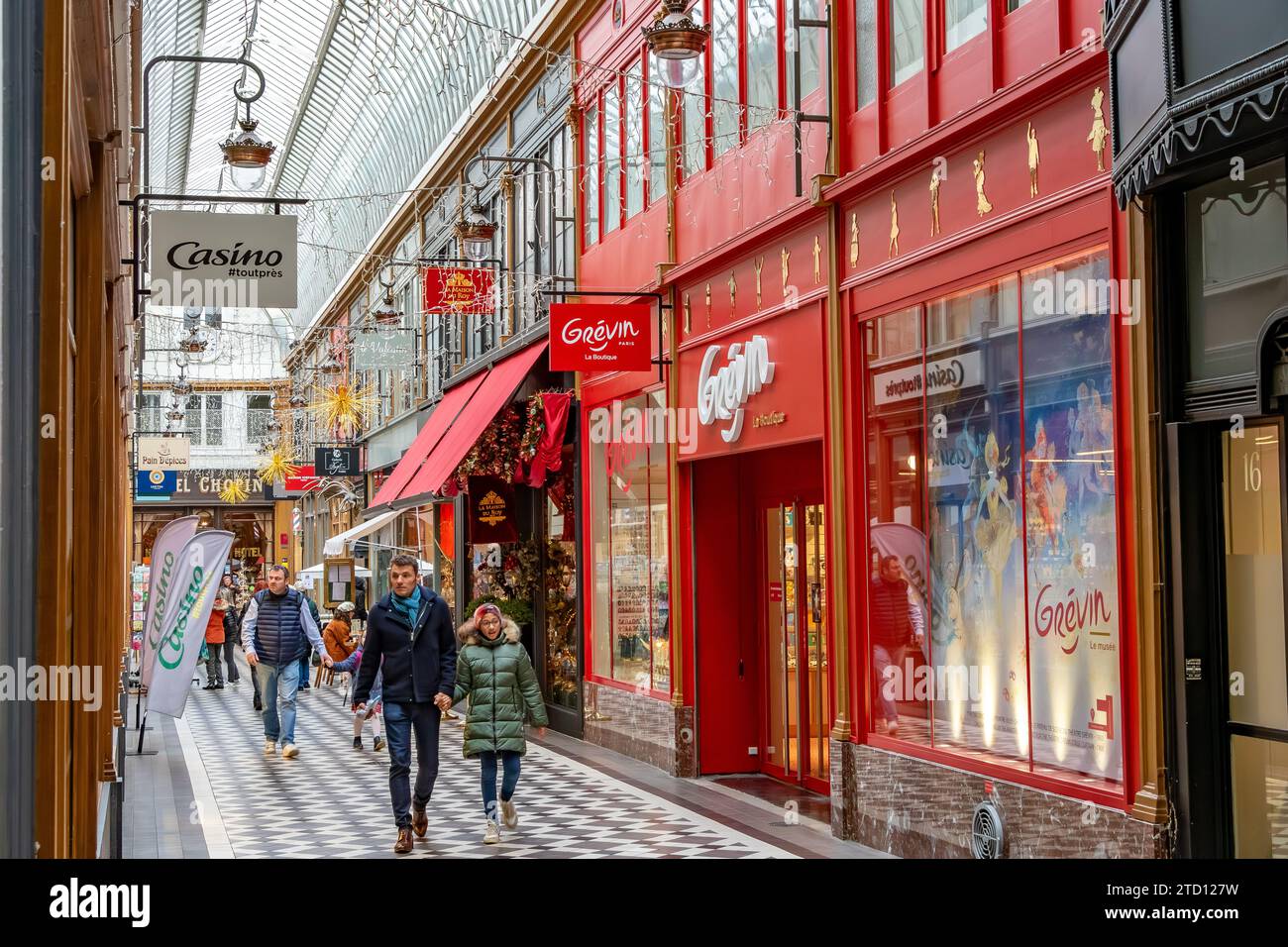 Completato nel 1846, il Passage Jouffroy è uno dei più popolari centri commerciali coperti di Parigi, situato nel 9° arrondissement di Parigi, in Francia Foto Stock