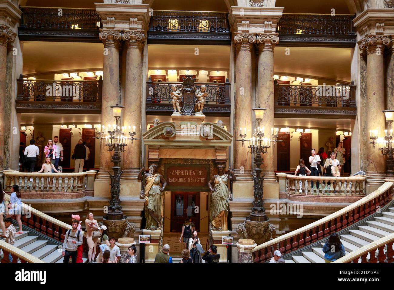 Opéra Garnier ou Palais Garnier, simbolo di Parigi, in una splendida giornata estiva con cielo blu, a Parigi, in Francia Foto Stock