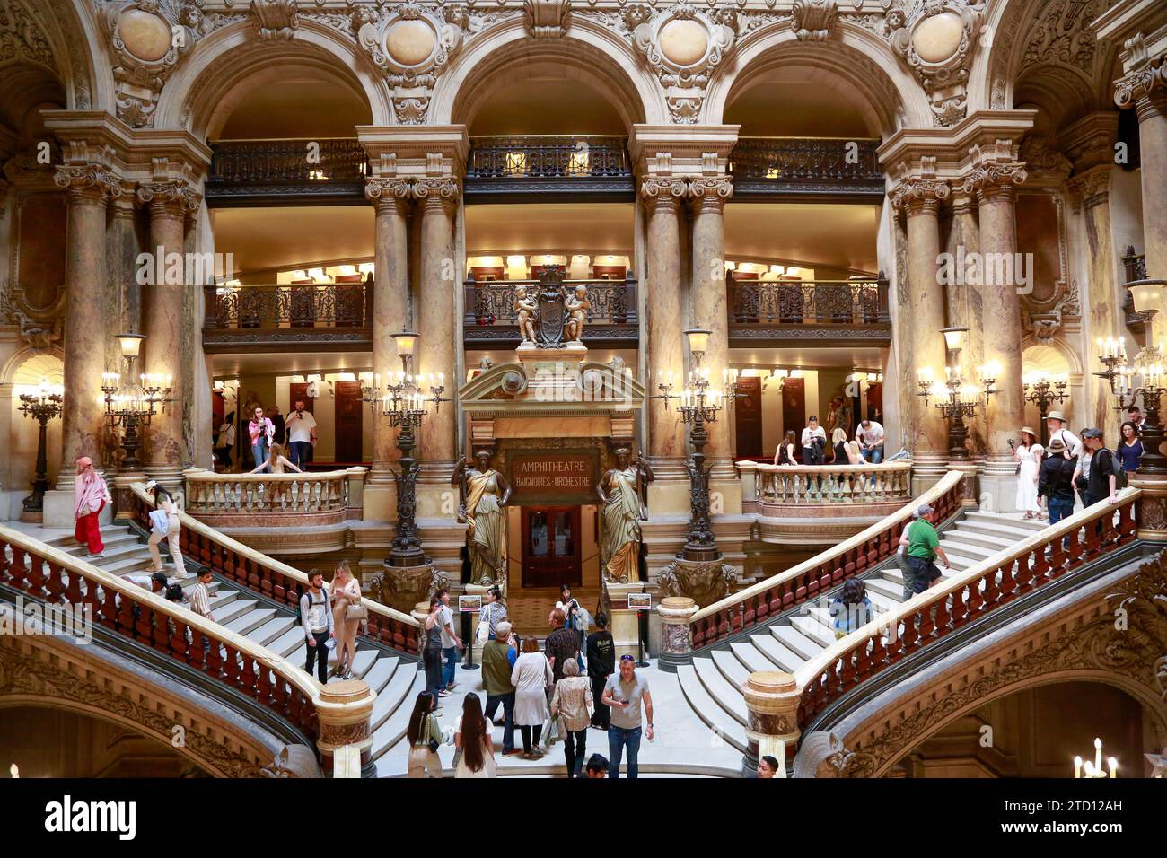 Opéra Garnier ou Palais Garnier, simbolo di Parigi, in una splendida giornata estiva con cielo blu, a Parigi, in Francia Foto Stock