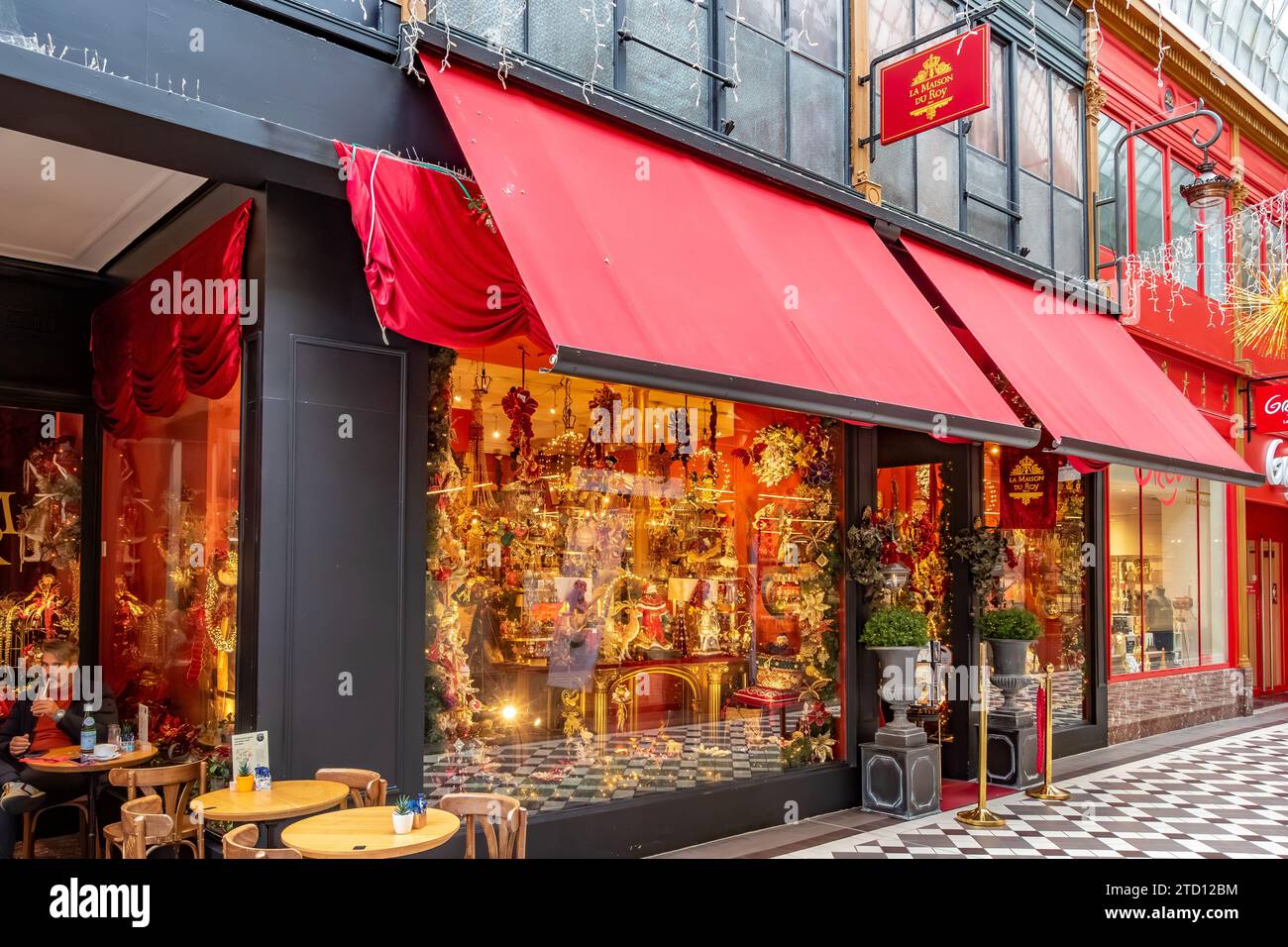 La Maison Du Roy è un negozio che vende oggetti d'antiquariato e decorazioni in stile XVIII secolo e si trova all'interno del Passage Jouffroy, un famoso passaggio coperto di Parigi Foto Stock