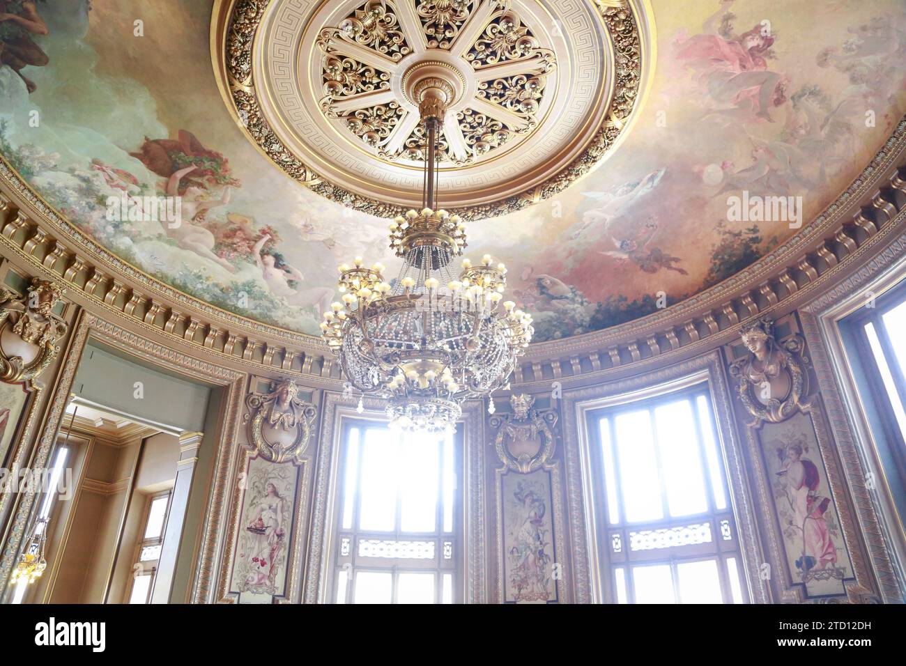 Opéra Garnier ou Palais Garnier, simbolo di Parigi, in una splendida giornata estiva con cielo blu, a Parigi, in Francia Foto Stock