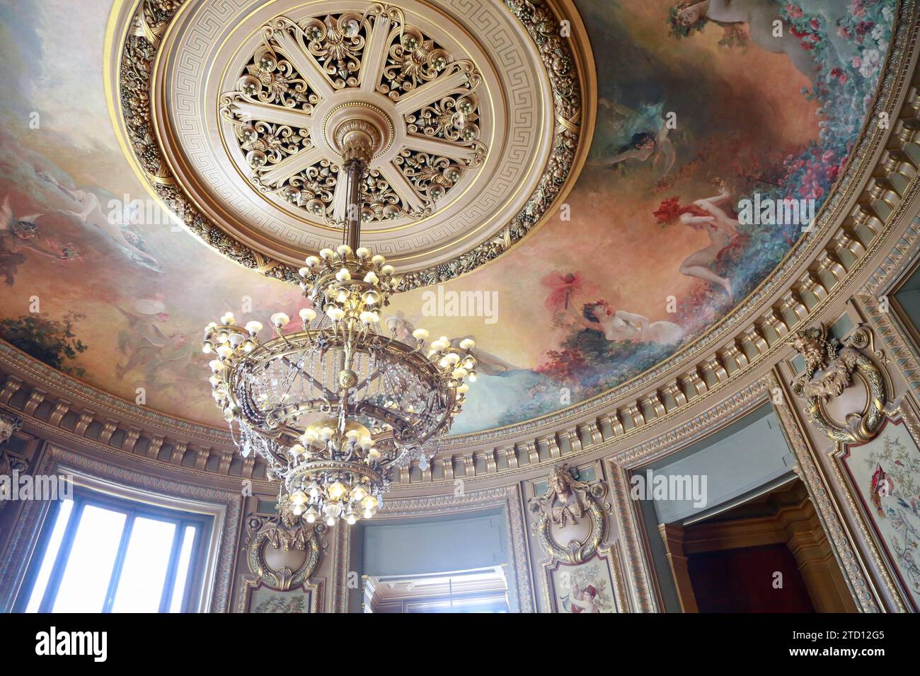 Opéra Garnier ou Palais Garnier, simbolo di Parigi, in una splendida giornata estiva con cielo blu, a Parigi, in Francia Foto Stock