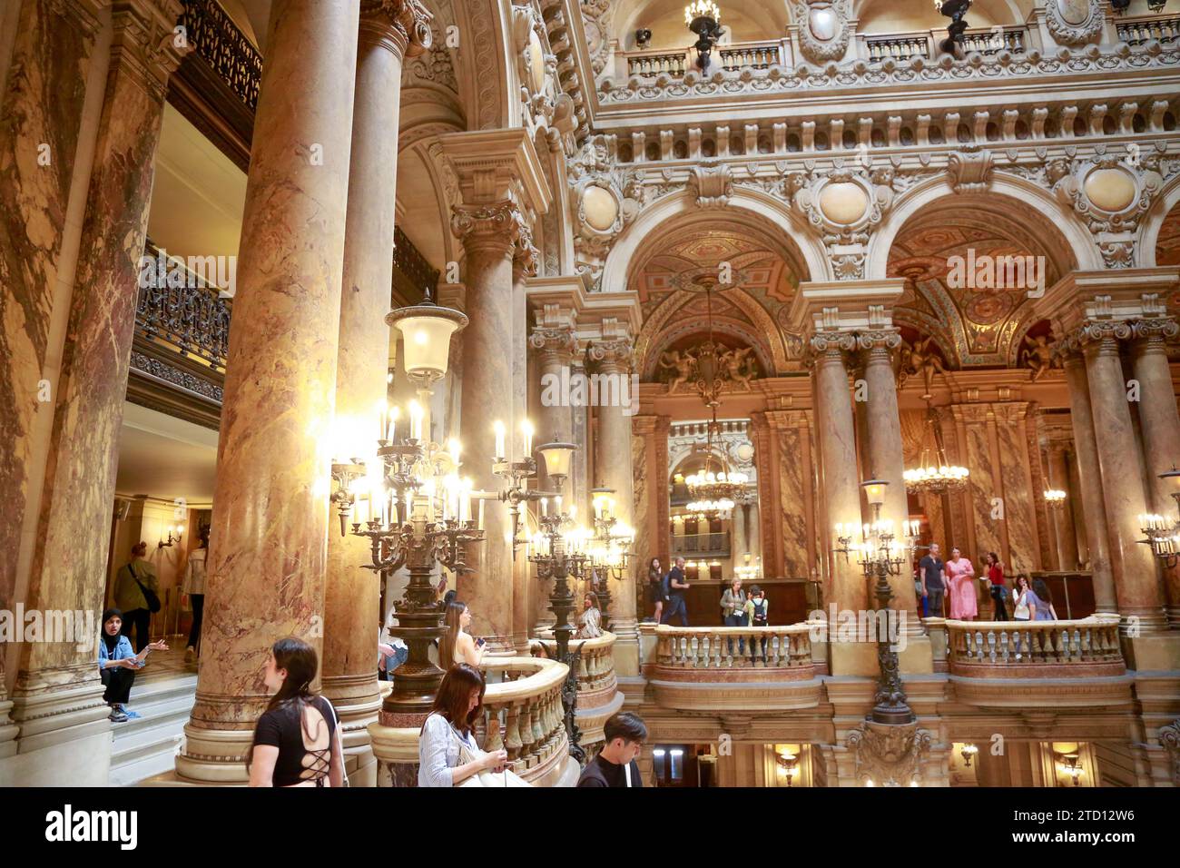 Opéra Garnier ou Palais Garnier, simbolo di Parigi, in una splendida giornata estiva con cielo blu, a Parigi, in Francia Foto Stock