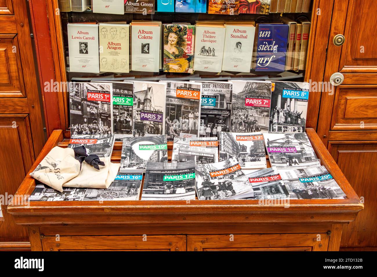 Una collezione di libri parigini fuori Librairie du Passage, una libreria vintage e rara all'interno di Passage Jouffroy nel 9° arrondissement di Parigi, Francia Foto Stock