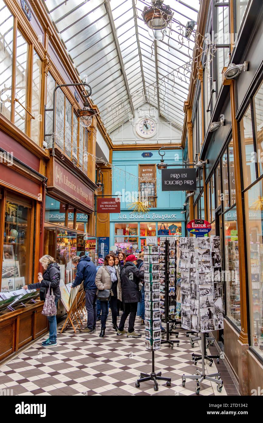 Completato nel 1846, il Passage Jouffroy è uno dei più popolari centri commerciali coperti di Parigi, situato nel 9° arrondissement di Parigi, in Francia Foto Stock