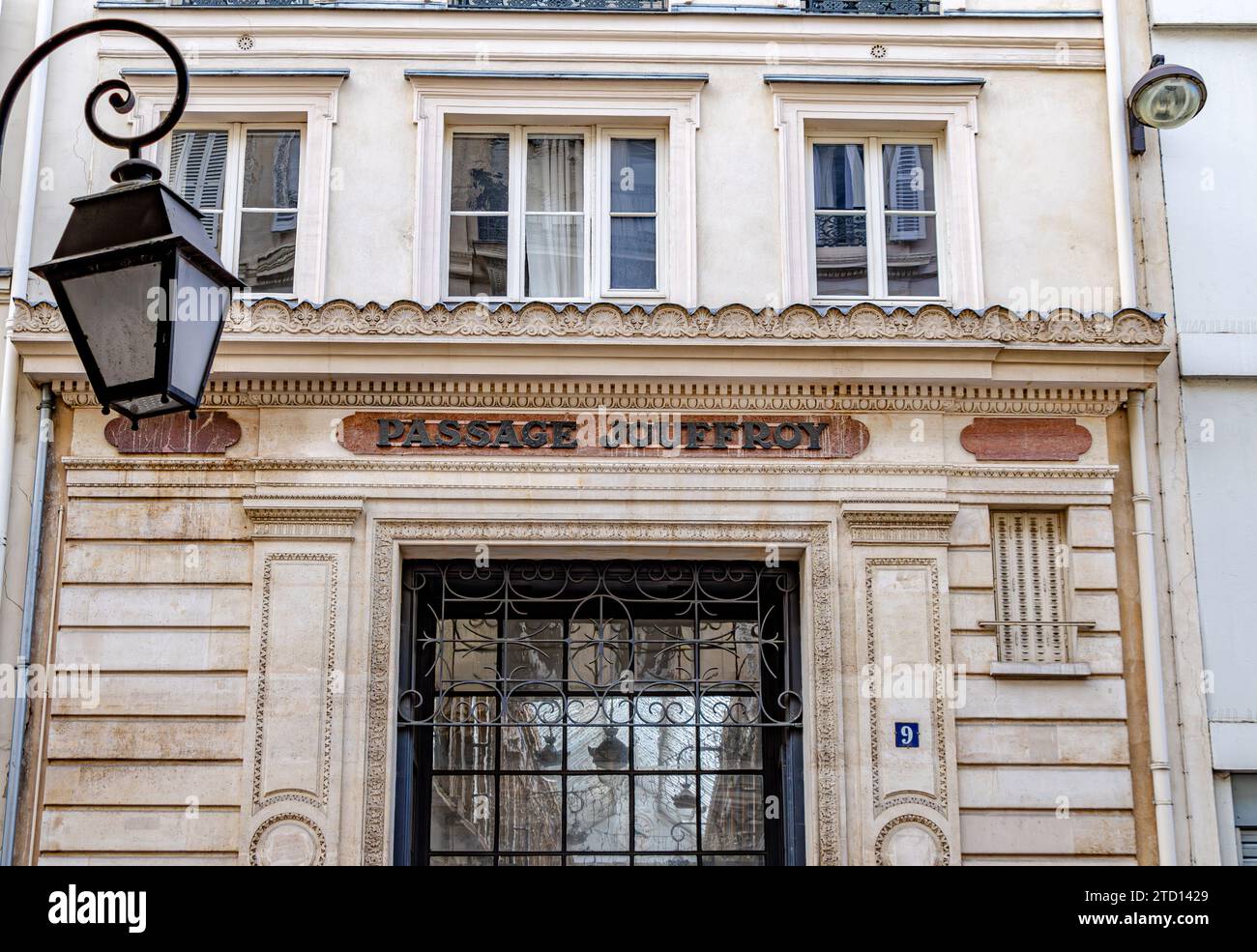 L'ingresso al Passage Jouffroy, una galleria di negozi al coperto nel 9° arrondissement di Parigi, Francia Foto Stock